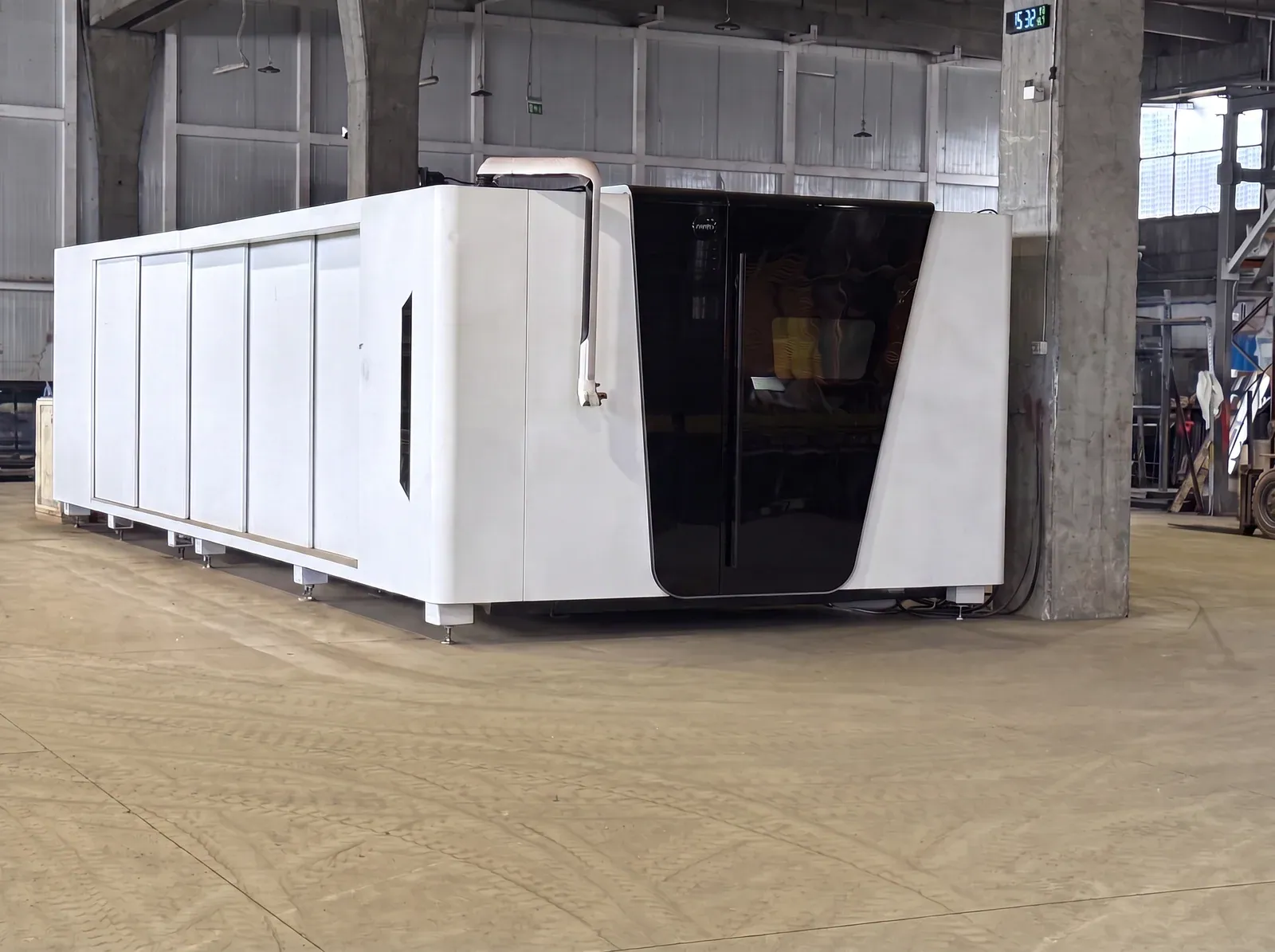 Robot industrial pentru tăiere cu laser în fabrica Innosteel